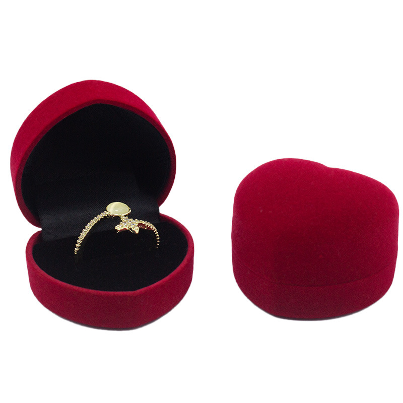 Caja mediana para anillos color melocotón con exterior rojo e interior negro; 48*43*34mm