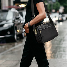 日系简约真皮女士斜挎单肩包大容量小方包百搭宽肩带中性手机包男