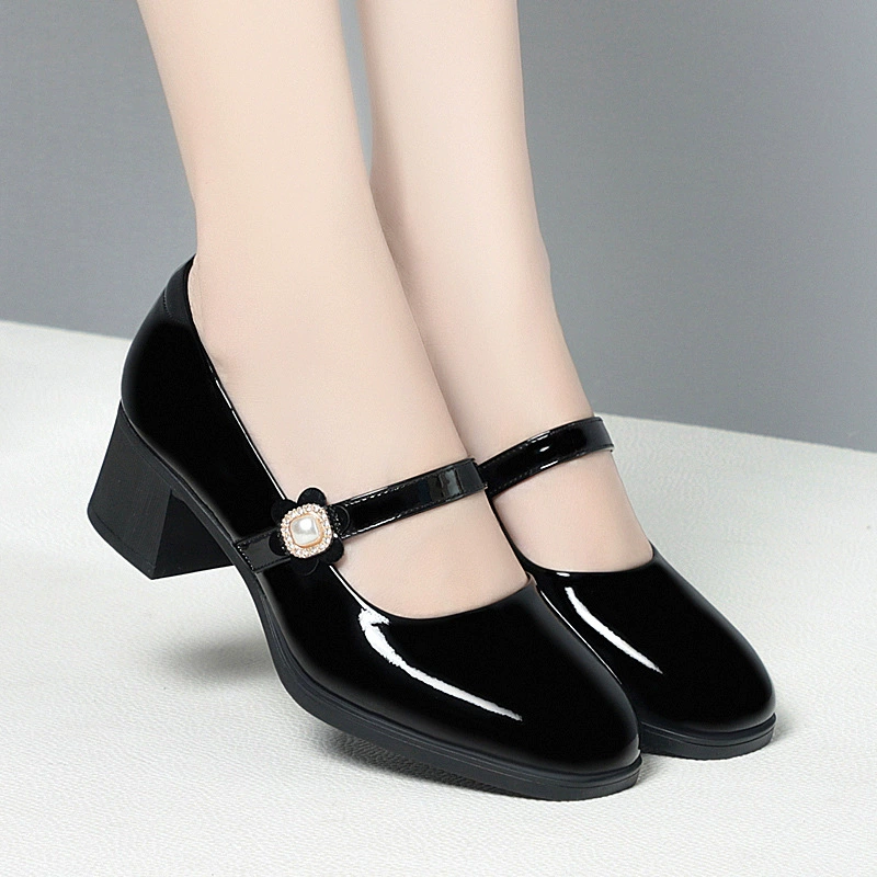 Обувь для мам с мягкой подошвой, женская обувь с мягкой поверхностью, Новые Красивые универсальные модные маленькие кожаные туфли, женская обувь с пряжкой на среднем каблуке