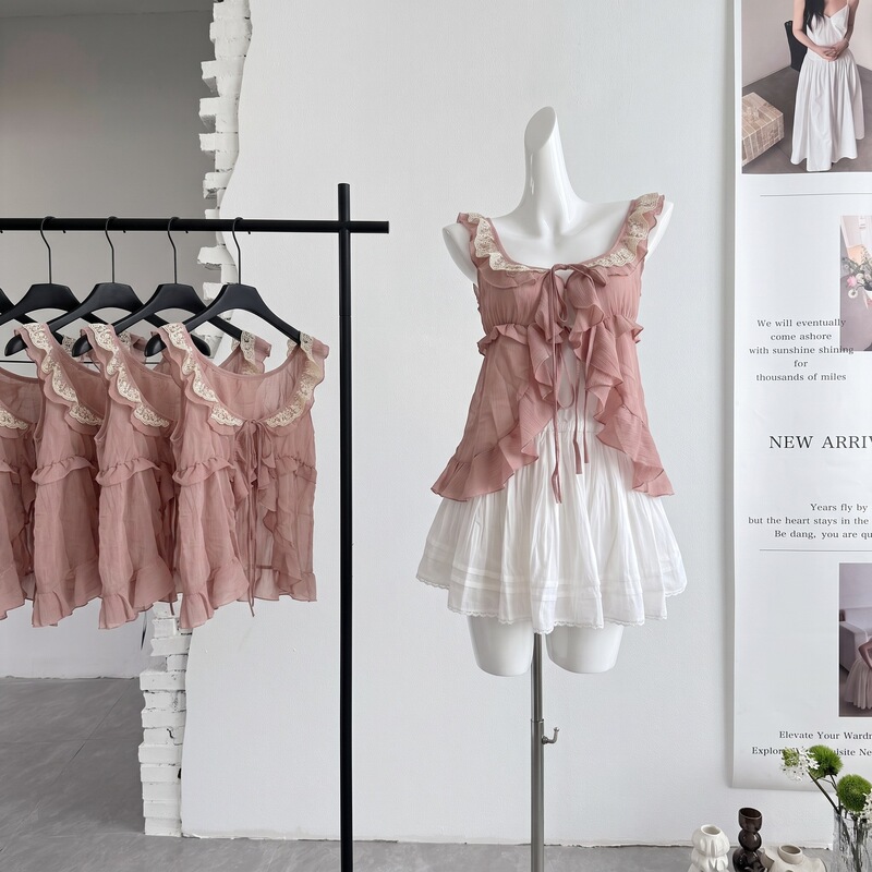 Real shot of a young girl's coral pink U-neck ruffle shirt, 2026 summer design, pure and desirable lace top Real shot of a young girl's coral pink U-neck ruffle shirt, 2026 summer design, pure and desirable lace top