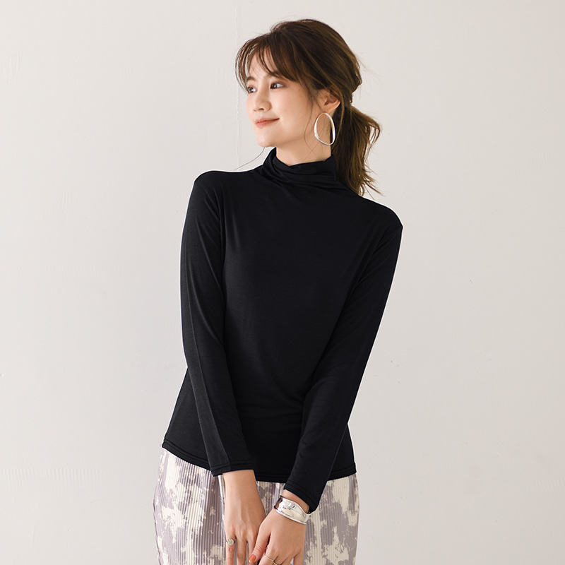 日系家庭内にシャツを着て40織のモーダルスーツの高襟のコウモリの袖の修身上着のtシャツのキャンディー色