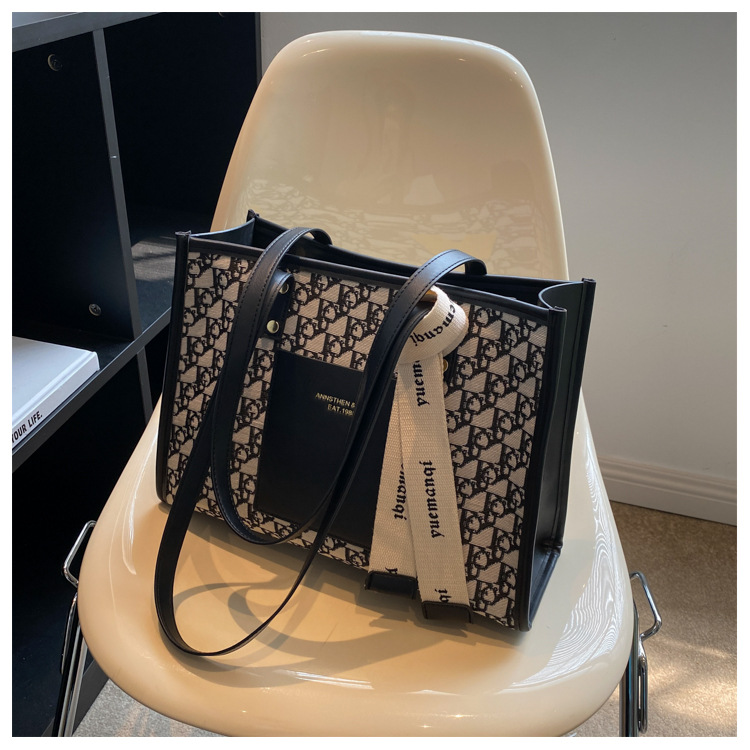 2023 New Hot Selling Large Capacity Bag Women's Versatile Commuting Shoulder Bag Fashionable and High Quality Retro Handheld Tote Bag_voghion.com