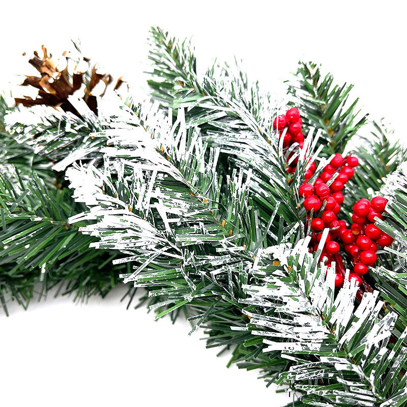 クリスマスの装飾の大きい花の環の松の実の赤い果実は雪の花輪の柏の草の環のショーウインドーの配置の場所をまねてクリスマスの花輪を配置します。|undefined