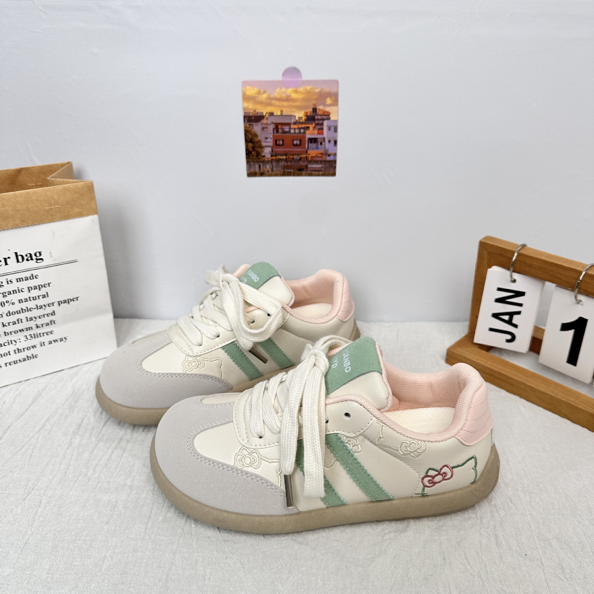 Yuanbo lindo gato KT bordado alemán zapatos de entrenamiento femenino 2025 primavera coreana nicho todo fósforo zapatos casuales pequeños zapatos blancos