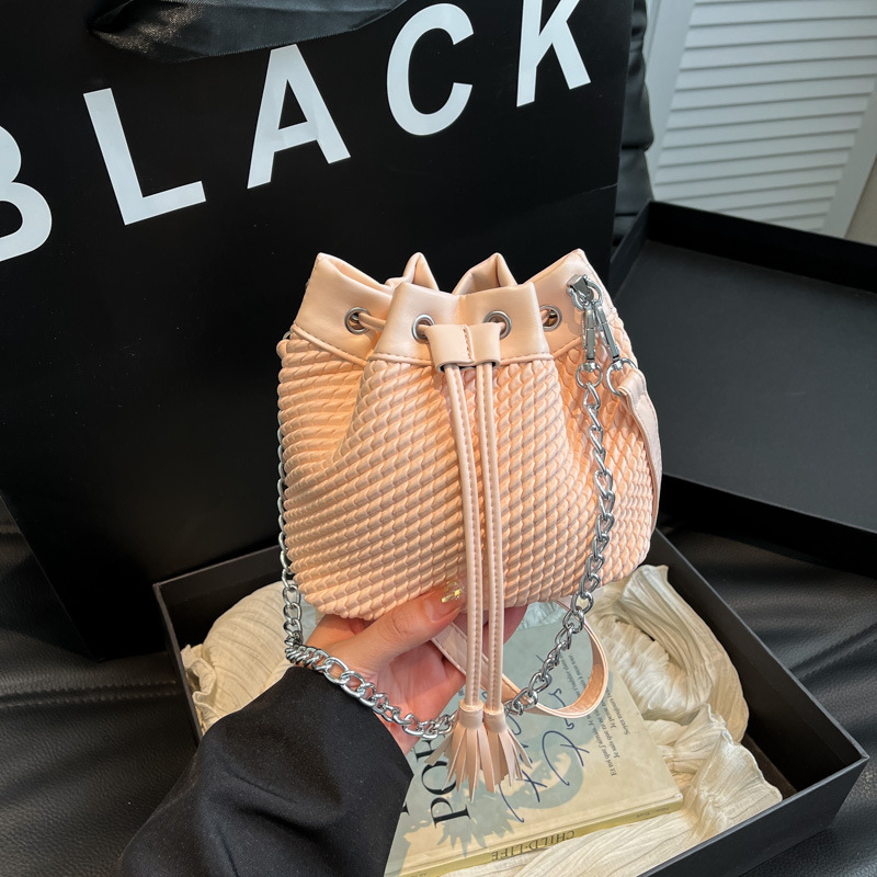 Versión coreana del bolso de cubo de nicho 2025 verano nuevo bolso femenino pequeño bolso de hombro con flecos fresco bolso de mensajero de cadena de moda