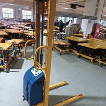 轻型电动串轴堆高车移动卷料升高车小型工位卷膜装卸上料升降叉车