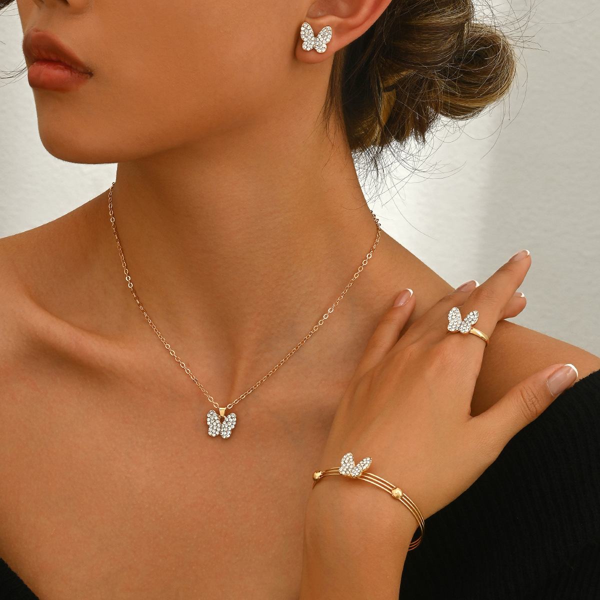 2024 juegos de joyería de venta cruzada mariposa pendientes brazaletes anillos pulseras collares de cuatro piezas juegos de relojes accesorios