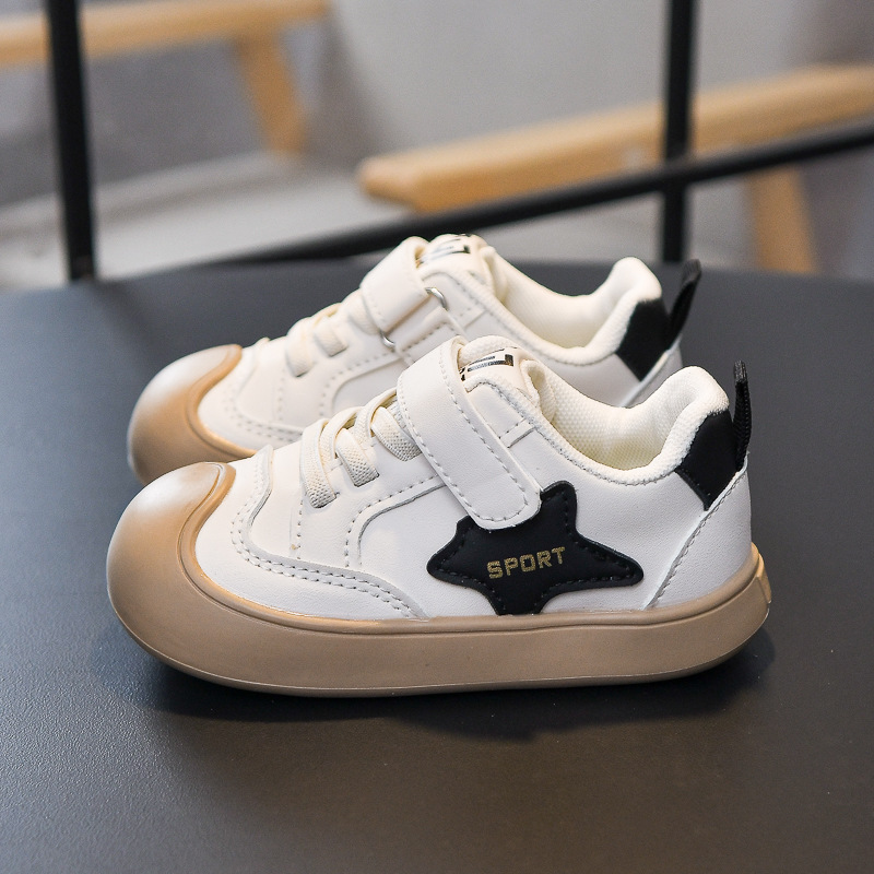 Zapatos deportivos para niños 2026 otoño nuevos zapatos blancos antideslizantes antipatas zapatos de jardín de infantes zapatos casuales para niños