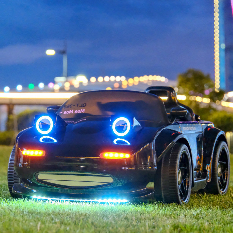 검정색으로 칠해진 고품질 12V7 배터리 4개 모터, 깜박임 가능한 조명 리모콘 포함