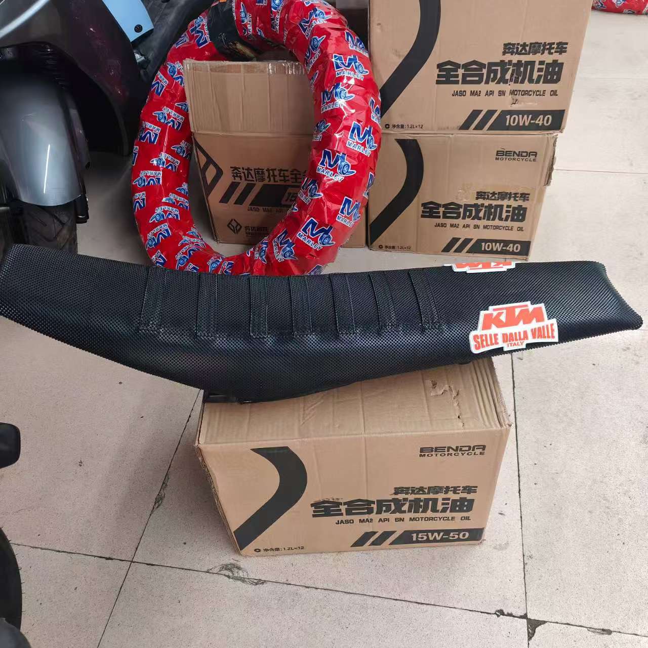 Constant ship Kvis KTM new particle cushion leather off-road motorcycle modified black carbon fiber pattern seat cover