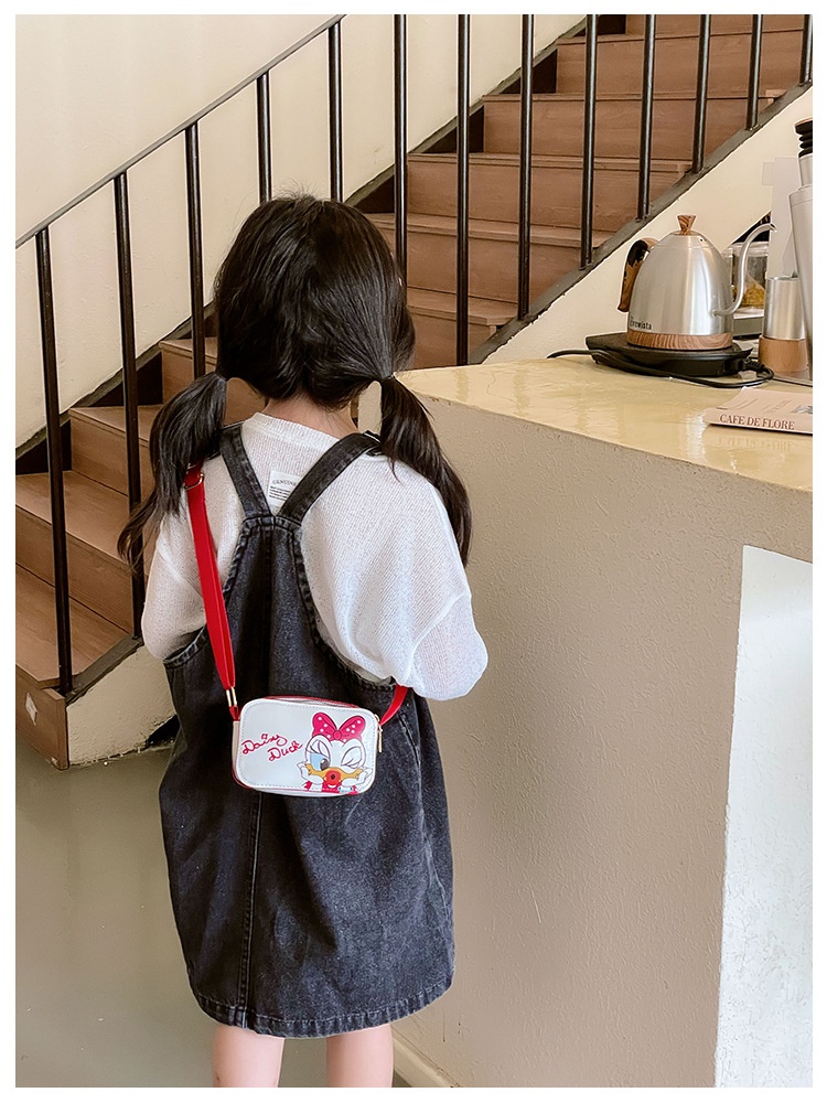 The 2025 new children's mobile phone bag is a trendy, fashionable, fresh, sweet, cartoonish, creative and simple single-shoulder crossbody bag for women undefined