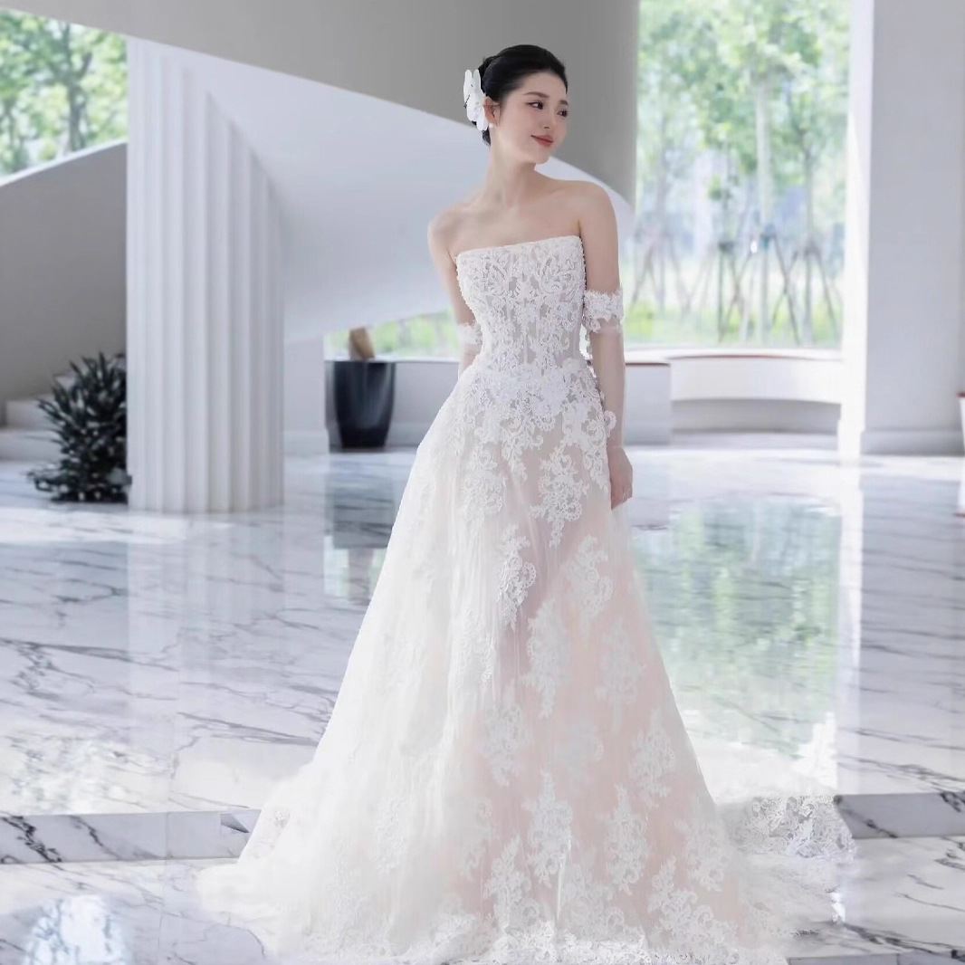 Simple French-Style Light Wedding Dress 2026 New Model with a Small Train and Strapless Design for a Bride's Elegant Wedding Photoshoot and Outdoor Ceremony