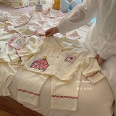 大サイズの巻きは、子供の親子の快適な綿の毛の家の服のスーツの秋冬のパジャマの2つのセットです。
