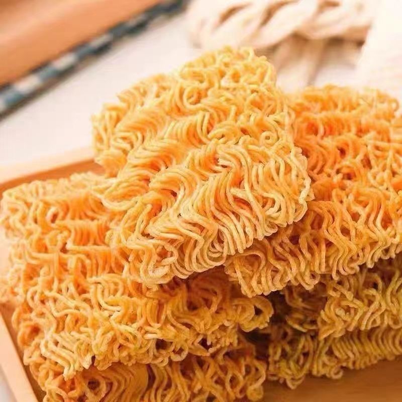 脆い司令官の乾燥麺豫竹のインスタントラーメンは袋の中の手のひらの麺を詰めて麺を食べます。|undefined