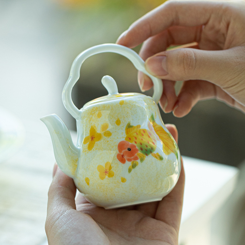 琉璃黄手绘兰寿金鱼茶壶 釉下彩可爱金鱼提梁壶花口壶梨形壶茶具