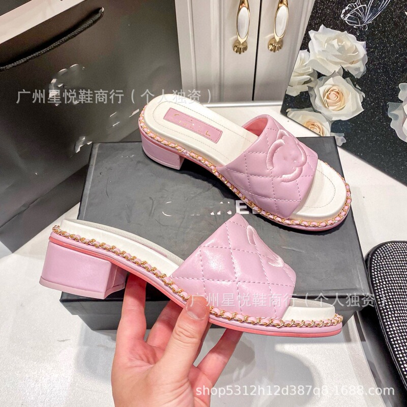 高級品質 25 新しい C レター本革カラーブロックチェーンバックルフラットカジュアルビーチサンダル女性のアウターウェアサンダル|undefined