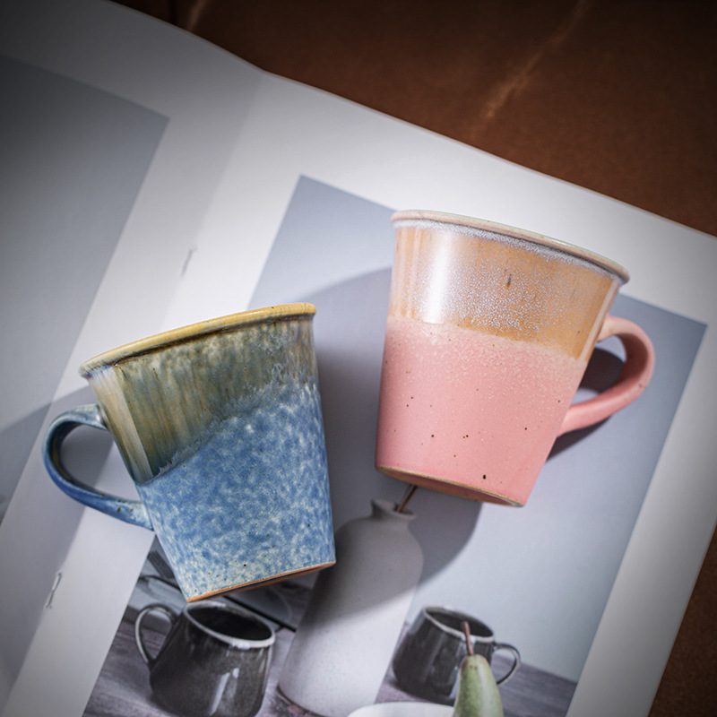 レトロな陶磁器のコーヒーカップの創意的な窯は耳のマグカップのシンプルな家庭用カップの事務カップの粗い陶器の濃縮のコップがあります。|undefined