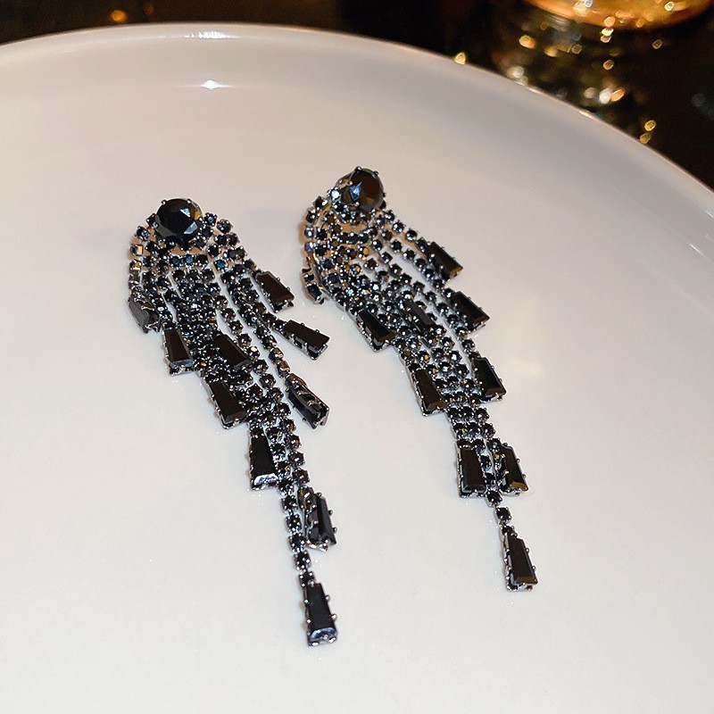 銀の針の黒色の水晶の項の幾何学のピアスの小さい大衆の百合のイヤリングのファッションの気質の軽くて豪華な高級感の耳飾りの卸売り