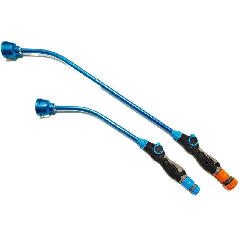 Длинный полив сада поливает водяной пистолет