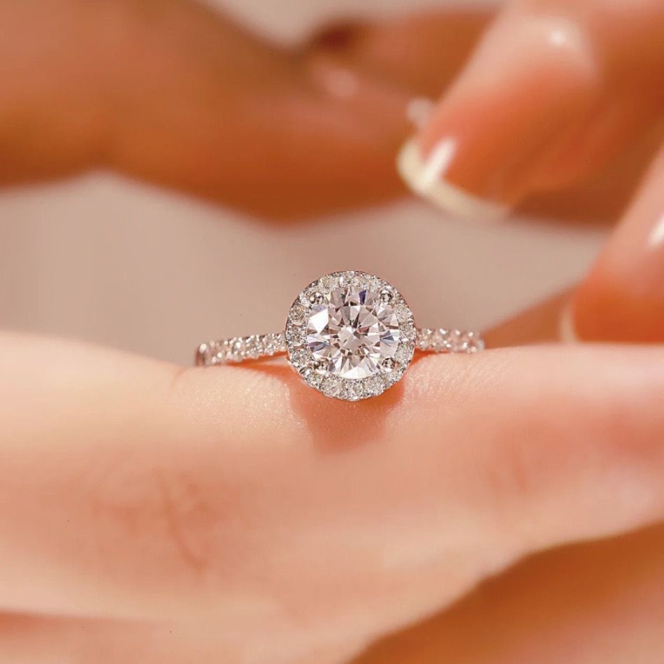 Round diamond women's ring