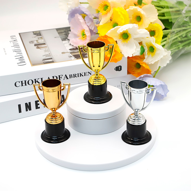 Niños de plástico color mini trofeo medalla juego de honor premios de fiesta juguetes fabricantes al por mayor