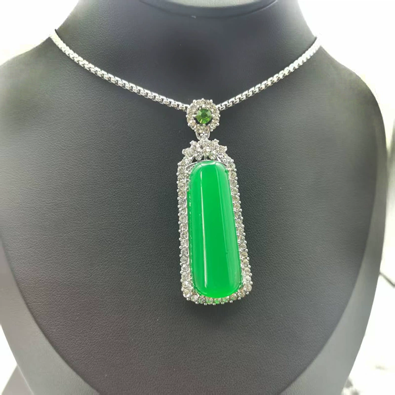 Emerald necklace jade, protective amulet, buckle, pendant, chain, light luxury style