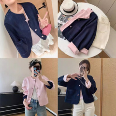春は遅くないです。デニムのサテンのジャカード盤は国風のコートの女性の秋のゆったりした短いデニムの服を掛けます。