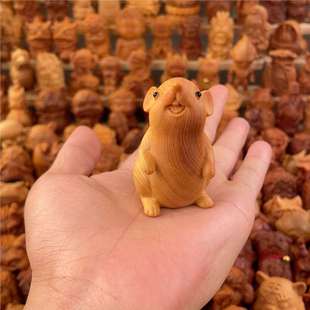 Natural Cypress Wood Carving Looking up at the Mouse Hand-Held Piece, Cute Animal Zodiac Mouse Home Desktop Decoration Small Ornaments
