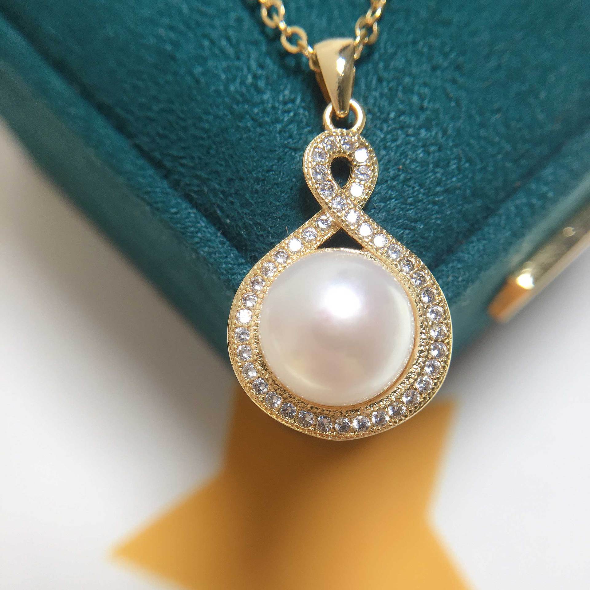 Exquisite craftsmanship, figure-eight natural freshwater pearl pendant necklace, 18K gold-plated copper, white gold plated jewelry gift, Instagram.