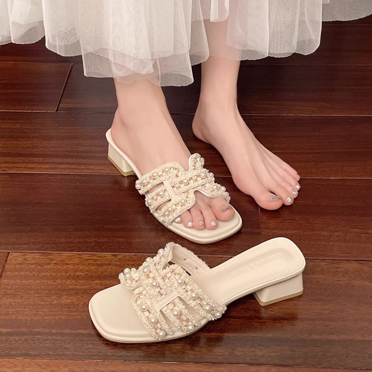 Zapatillas frías de tacón grueso francés verano 2026 nuevo estilo de perlas de moda con zapatillas de talón de falda image 7