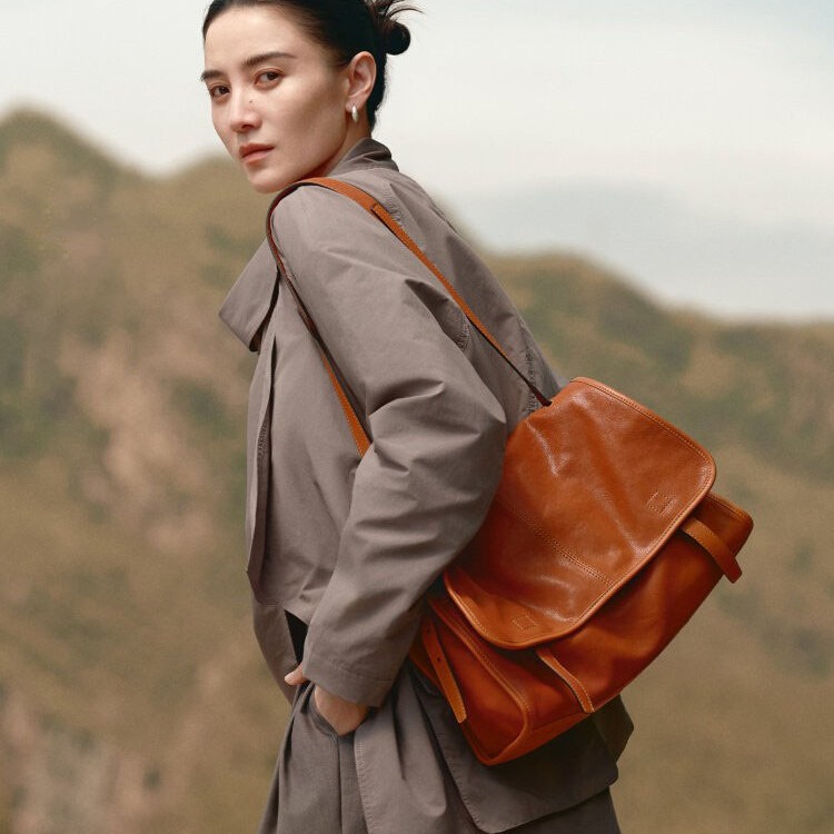 Song Jia's Same Style】Qiu Zhen Vegetable-Tanned Sheepskin Messenger Bag, Loose-Fitting Large-Capacity Commuter Casual Messenger Bag for Women