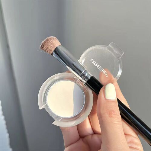 Cangzhou oblique triangular highlight smoothing comb brush soft hair does not eat powder tear groove detail concealer brightening makeup brush wholesale