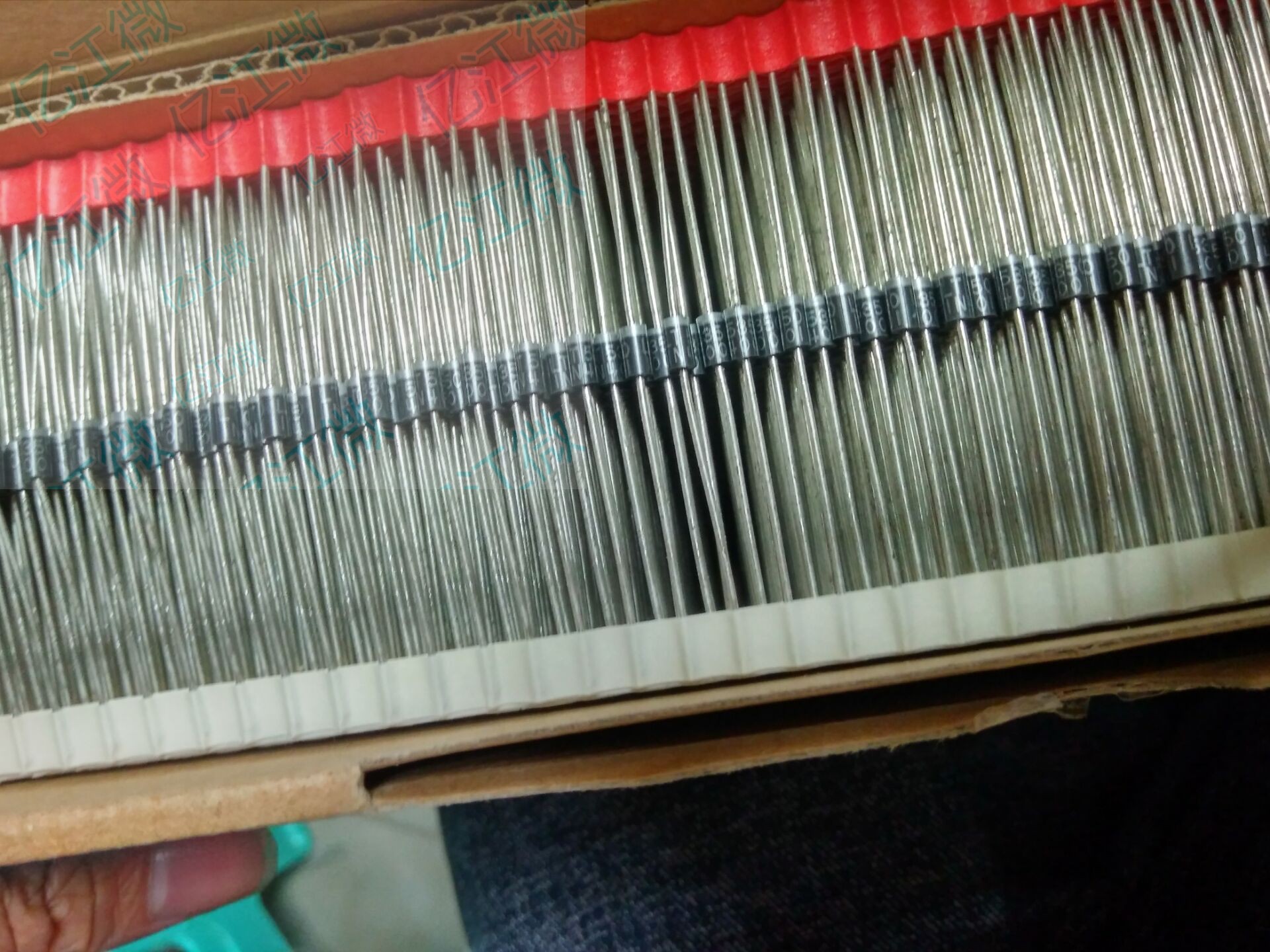 10个 RGP10J 原装进口VISHAY快恢复整流二极体1A 600V DO-41 UG1D