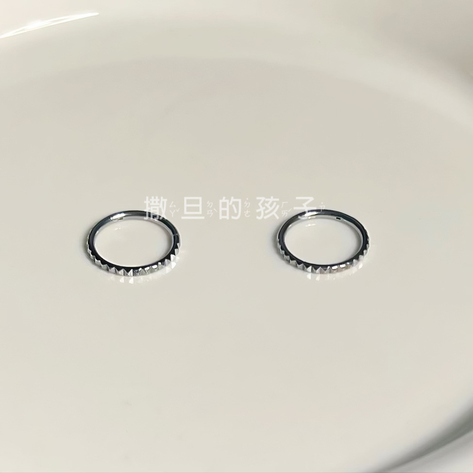 16G labret stud size and finish detail
