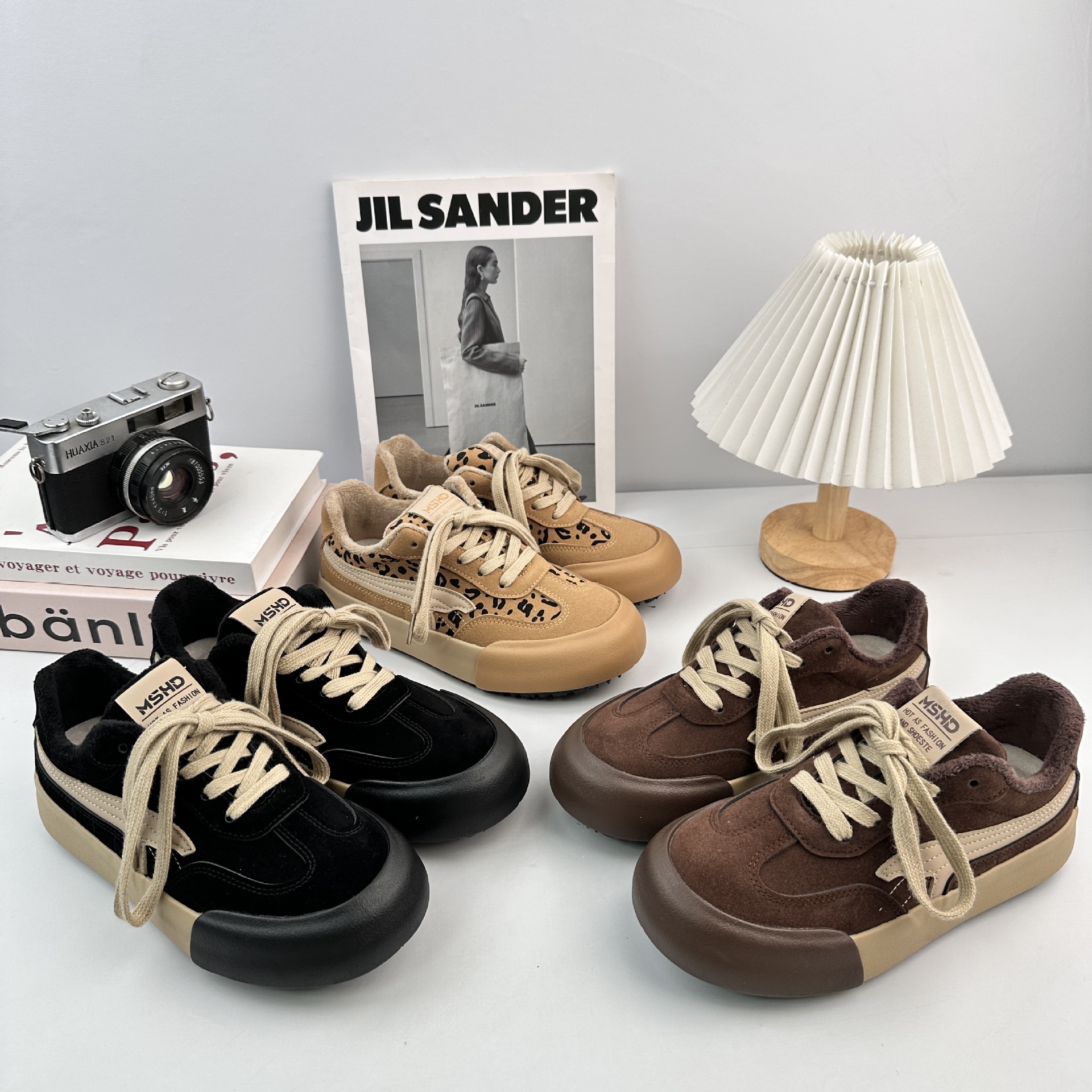Zapatos de entrenamiento retro de terciopelo para mujeres 2025 nuevos zapatos calientes casuales ligeros y cómodos con patrón de leopardo image 1