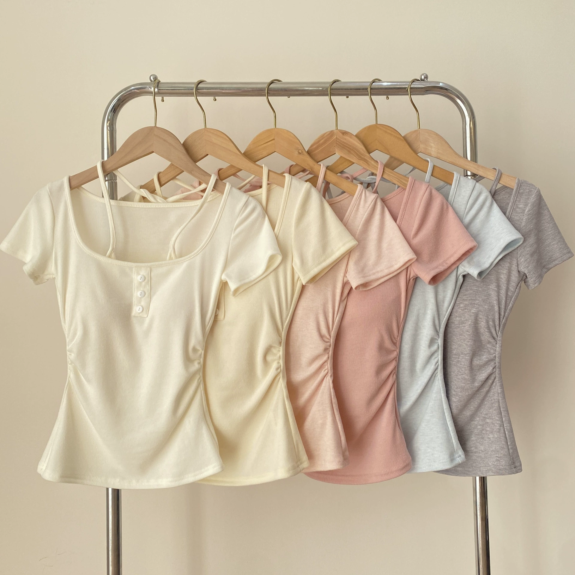 Фальшивая футболка из двух частей с воротником-хомутом на шнуровке и правым плечом с короткими рукавами