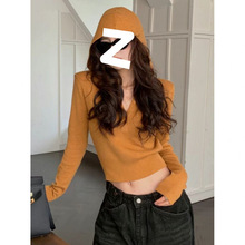 2025秋冬季新款设计感橘色小个子正肩短款上衣女装连帽V领针织衫