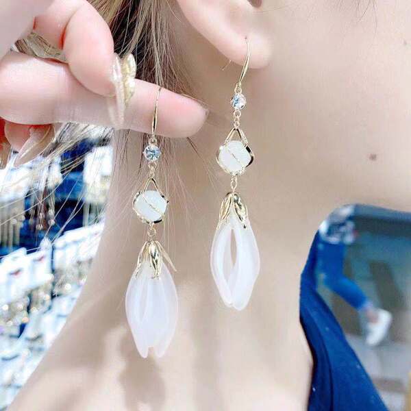 Fashionable elegant white geometric pendant