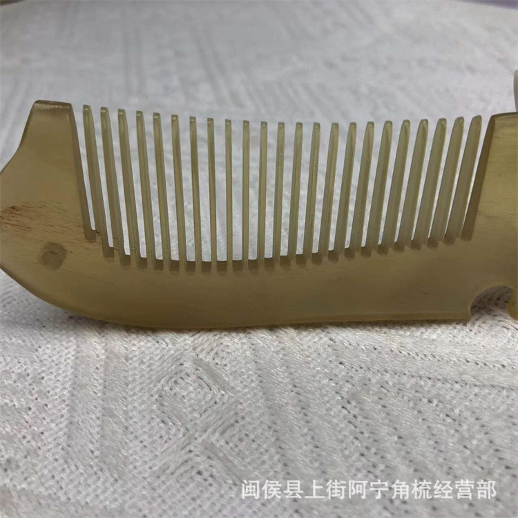 Handmade Goat Horn Comb Small Fish Shape Travel Comb 10-11cm Decorative Handle Comb key features
