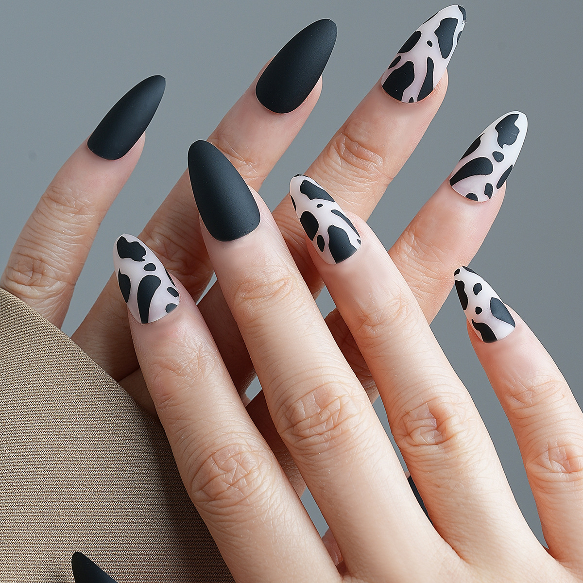 Uña de almendra desmontable negra borde francés minimalista moda manicura falsa parche de uñas al por mayor