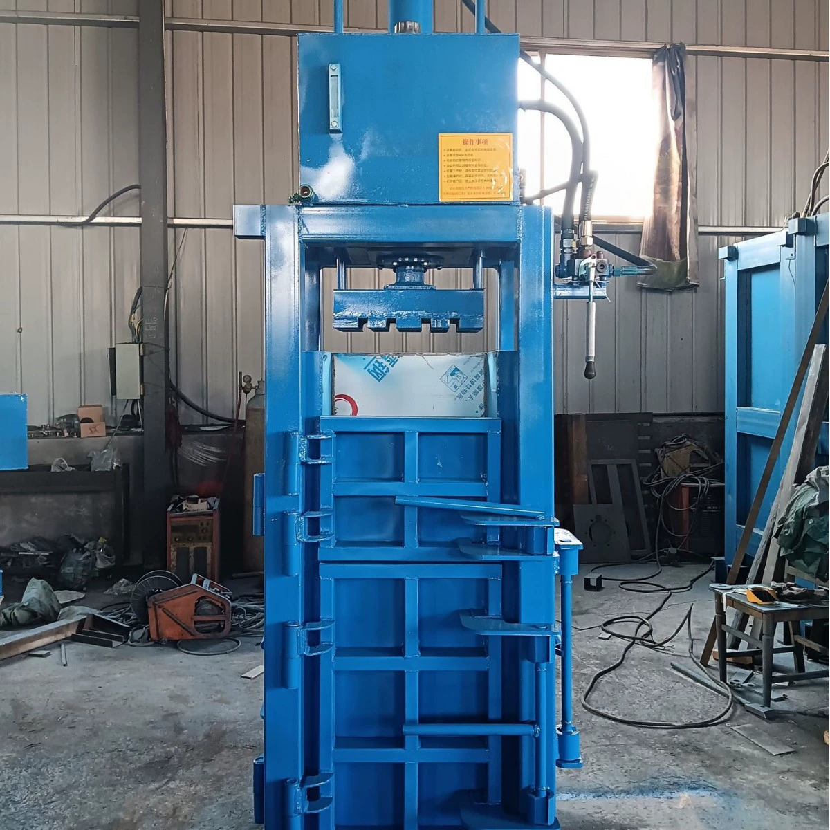 Четырехдверная одежда гидравлический пресс-подборщик