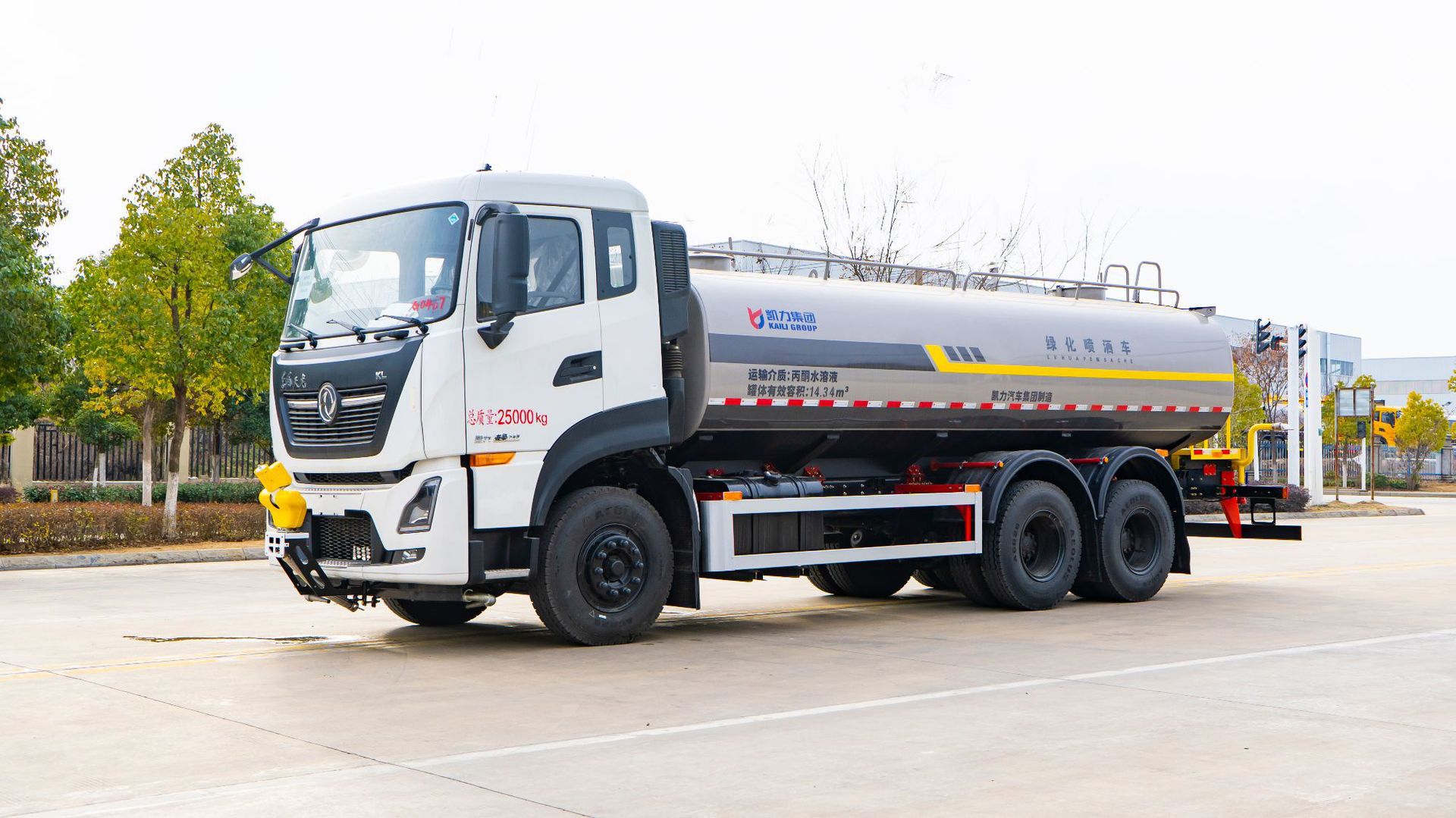 18.5-Ton Dongfeng Tianlong Rear Eight-Wheel Dust-Reducing Vehicle, Spraying to Reduce Dust, Efficient Dust-Reducing Tool for Garden Sanitation and Sprinkler Trucks