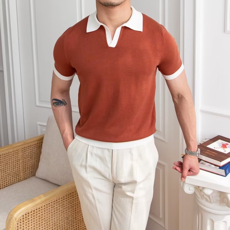 Polo de manga corta de color sólido, estilo japonés informal y moderno, nuevo estándar para hombre, moda juvenil y popular para el verano 2025.