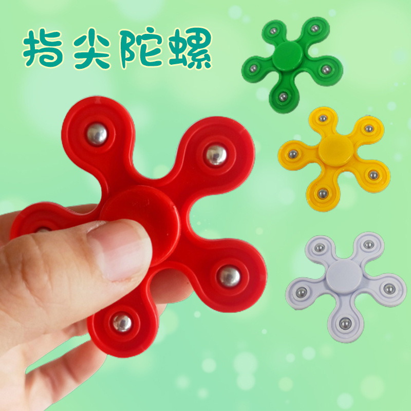 夜市の屋台、小物、義烏の赤い光る小さなおもちゃ、子供向けギフトを販売する屋台|undefined