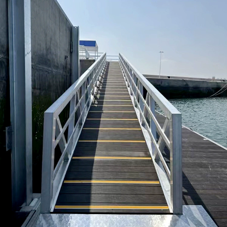 Компания Xinzheng производит и продает собственные мостовые опоры из алюминиевого сплава, плавучие мосты и мосты для соединения причалов для яхт.