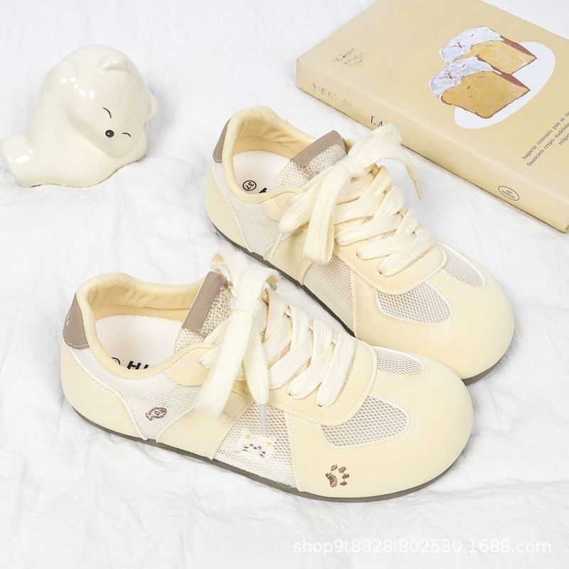 Zapatos de malla transpirables de color crema 2026 verano nuevos zapatos blancos ligeros con suela delgada zapatos de skate universales para mujeres