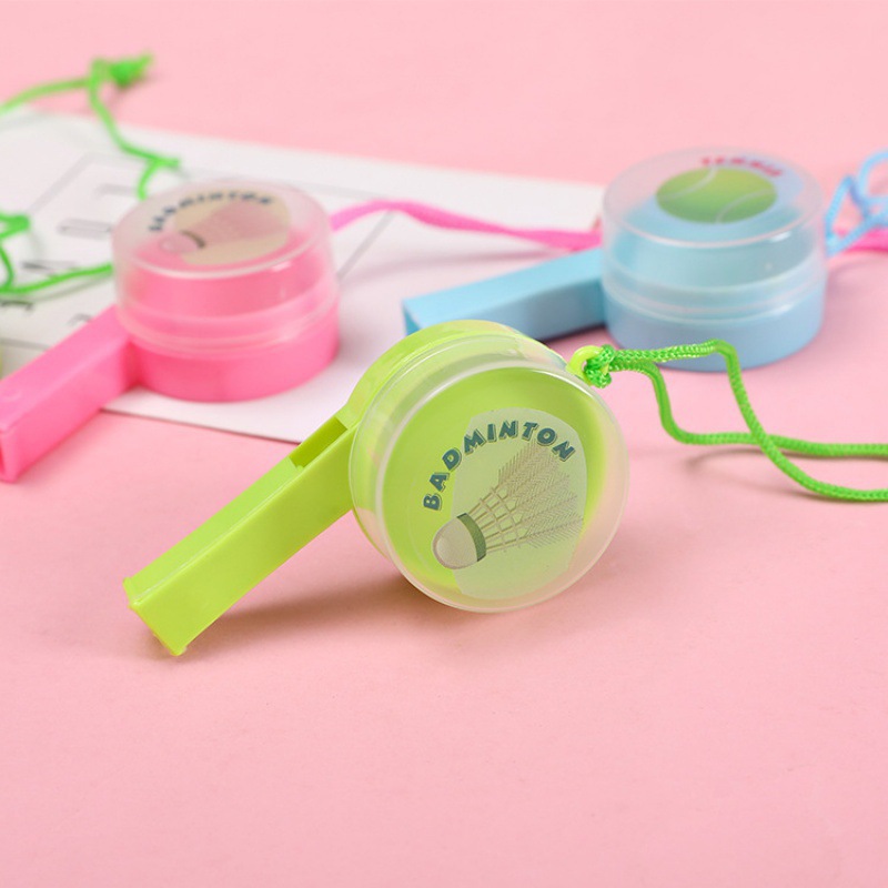 짙은 녹색 축구 휘슬