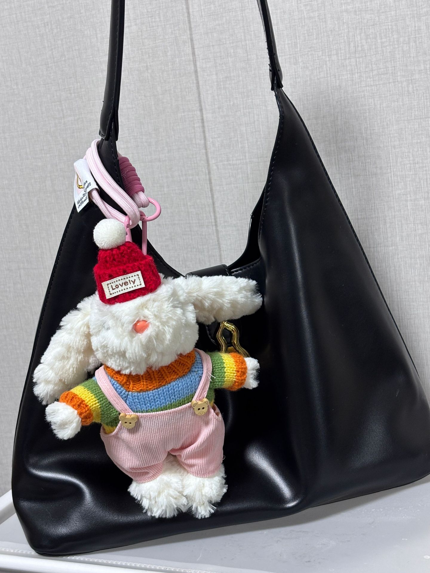 빨간 모자, 분홍색 작업복, 매트리스