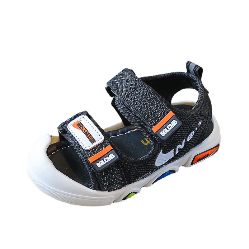 2022 verano nuevas sandalias de playa de fondo suave para niños luz intermitente anti-kick zapatos para niños entrega de una sola pieza