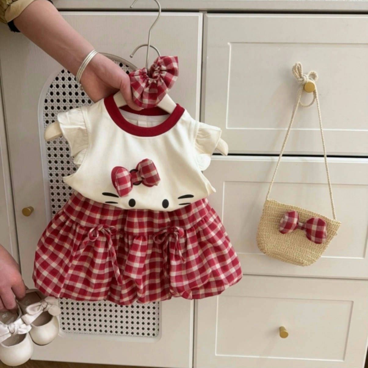 女の子の夏のスーツ2025の新型の洋気の子供のかわいい漫画のプリントの半袖のtシャツの格子のつぼみのスカート